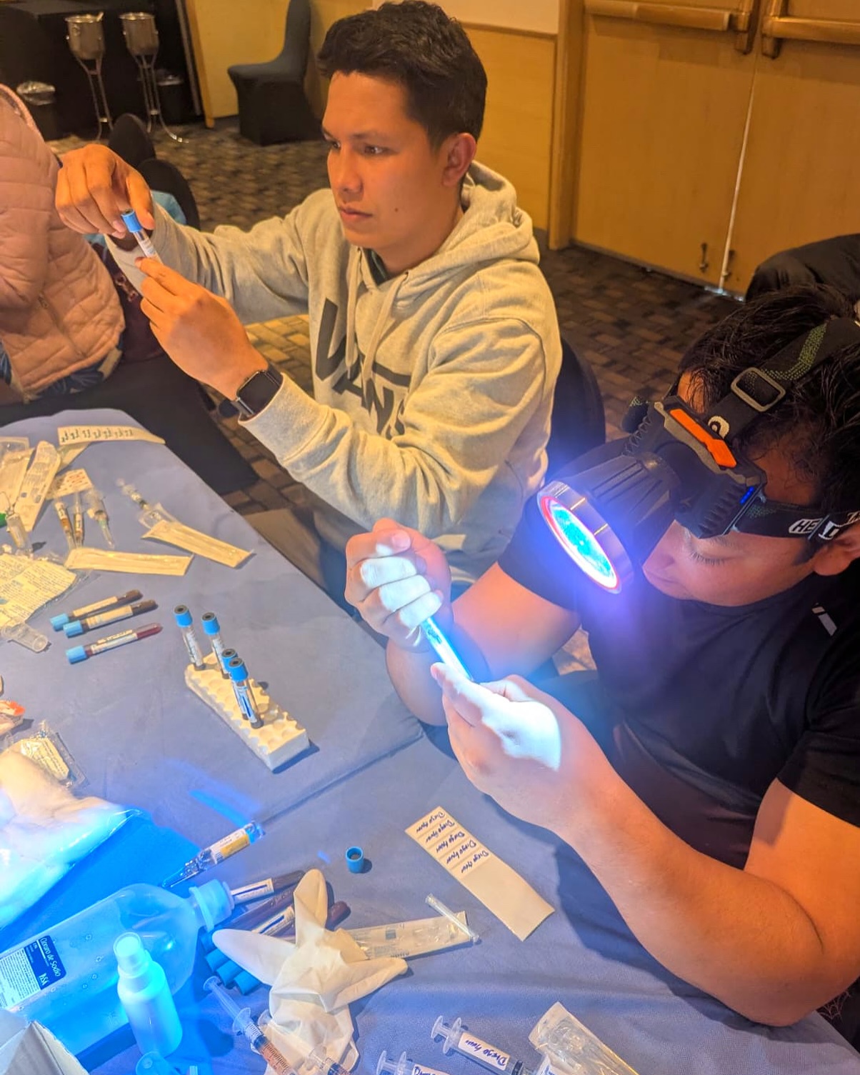 Fisioterapeuta preparando jeringa con PRP