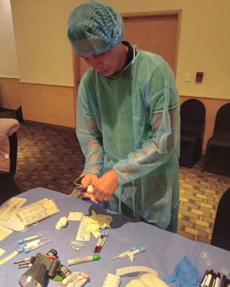 Fisioterapeuta revisando material para PRP